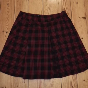  - Fin rutig kjol till hösten Knappt använd, fin kvalité 