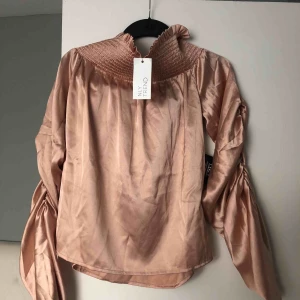  - Topp från Nelly Trend med resår att dra ner över axlarna aldrig använd