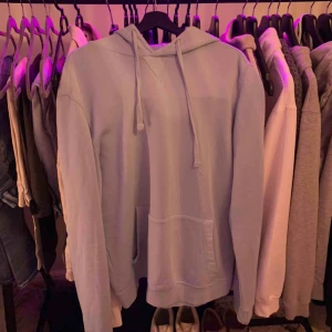  - Mycket fin hoodie. Aldrig använd. Bra skick
