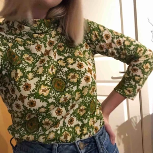  - Cool mönstrad polotröja från Humana söker nytt hem!! Köpte denna pga så ball?? men sen använde jag den aldrig så känner att någon annan kanske kommer göra det mer! Helt oanvänd (av mig dårå) med lapp på