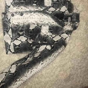  - Skit snygg ormskinns jacka