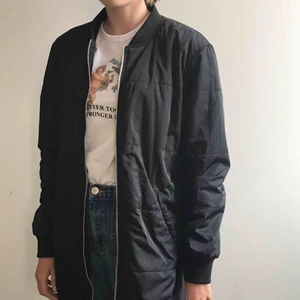  - Lång svart bomberjacka. Går att vända ut och in och använda så. Nypris 900kr. Köpt på carlings