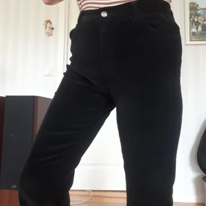  - Stretchiga corduroy byxor högmidjade utsvängda ner till. Skönt material fickor fram och bak.