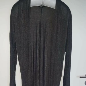  - Jättefin svart cardigan med glitter från h&m, använd 2gånger 🌈 Kan skicka fler bilder vid intresse! Håller på att rensa inför en flytt, kommer att lägga upp massa kläder för ett billigt pris. Kan samfrakta och det går även bra att hämta det på söder i Stockholm där man kan fynda mer hemma hos mig! 🌟