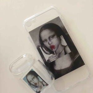  - AirPod skal och matchade iPhone skal (finns i iPhone 8 eller iPhone 8 Plus) En för 100kr eller båda för 160kr! Fraktar eller möts upp! 