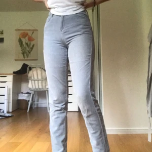  - Snygga ljusblå manchesterjeans från Urban Outfitters. De är lite mom-fit i modellen, men är lite små/tighta på mig. Bra skick, har dock en fläck på ena benet, kontakta för bild! Köptes för ca 650kr. Möta upp i Stockholm💞