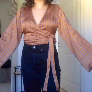  - Fashion union mercury blus. Aldrig använd och kan skicka flera bilder :) Kan träffas i Stockholm annars står köparen för frakten (59kr)