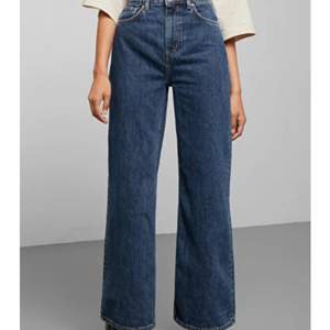 Jättefina jeans från Weekday i modellen Ace! Sitter sjukt snyggt men säljer pga. för små för mig:'/ Kan mötas upp i Sthlm⭐