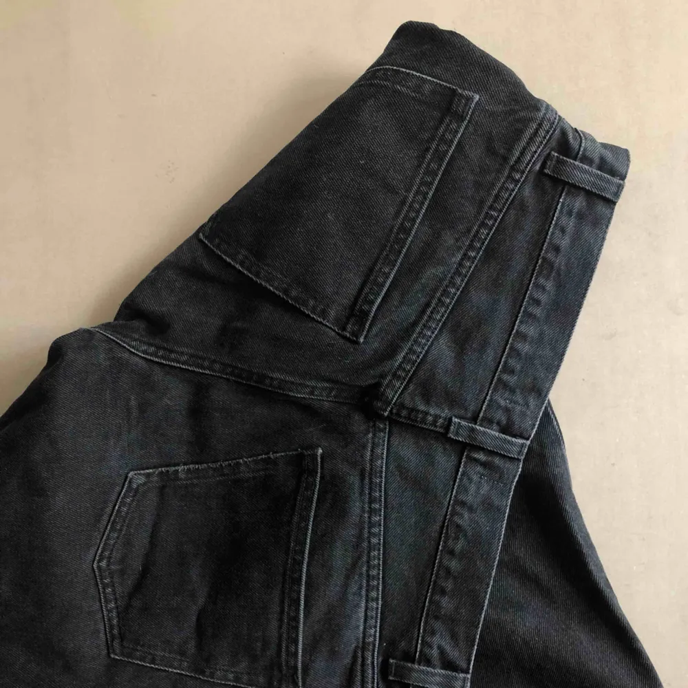 Snygga urtvättade jeans i svart, köpta på & other strories. . Jeans & Byxor.