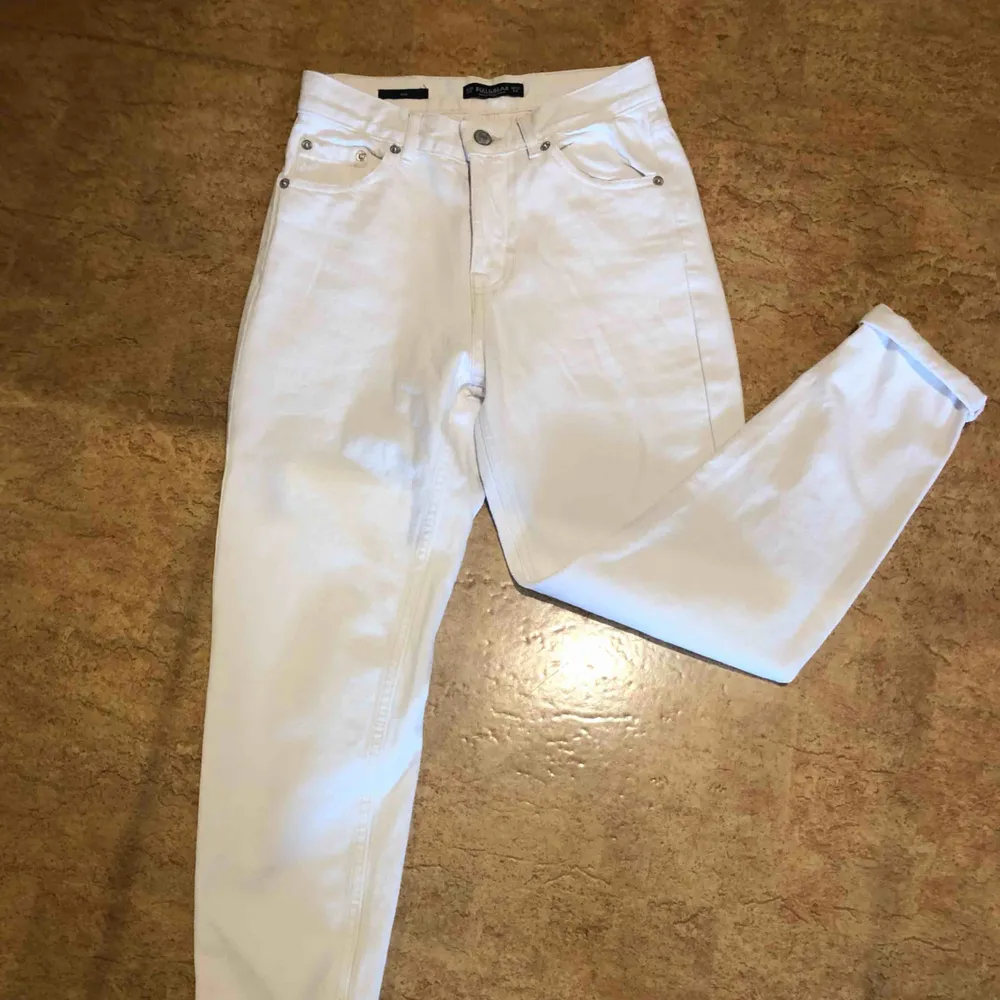 Vita jeans från pull&bear, storlek 32! Aldrig använda! Kan mötas upp i Malmö men även frakta. Köparen står för frakten:). Jeans & Byxor.