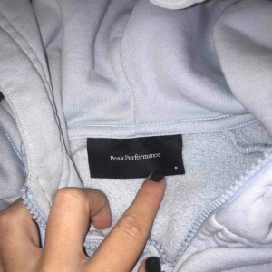  - Super snygg peak performance Tröja i en super fin ljusblå färg 