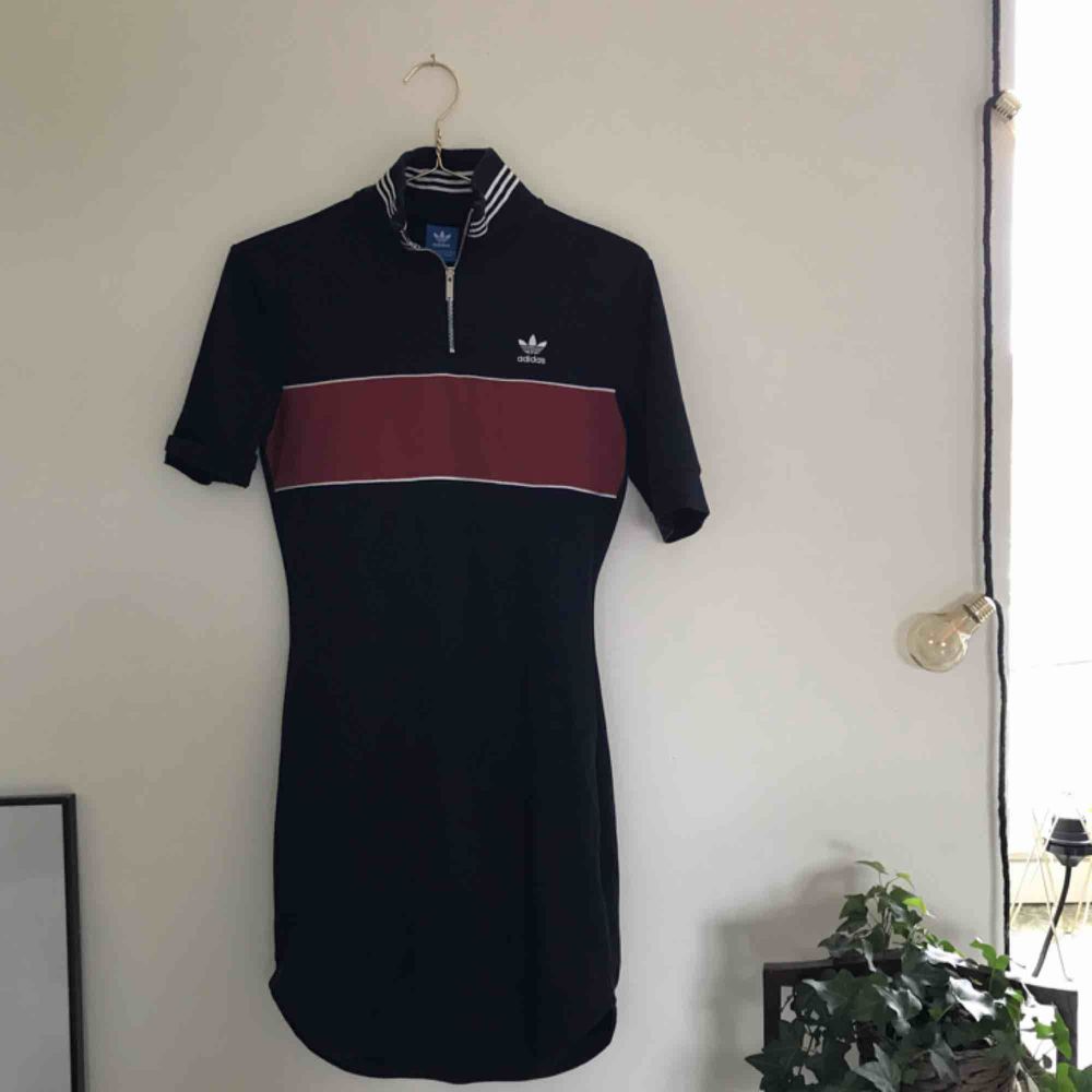 Jättesnygg Adidas-klänning. Cool form och krage med dragkedja. Använd max 5 gånger, så i väldigt bra skick! Funkar på de som har 32/34/36 skulle jag säga, den sitter snyggt oversized! Kan mötas upp i Göteborg, annats står köparen för frakten!!❤️. Klänningar.