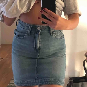  - Tajt ljusblå jeanskjol från Lee i fint skick