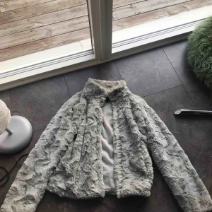  - Supersnygg päls, knäpps med knappar. Väldigt fint skick! Storlek S men insydd till en xs! 200kr +eventuell frakt