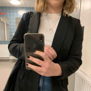  - En svart blazer utan knäppning från H&M. Använd ca 3 gånger, så som ny. ☺️ köparen står får frakten 