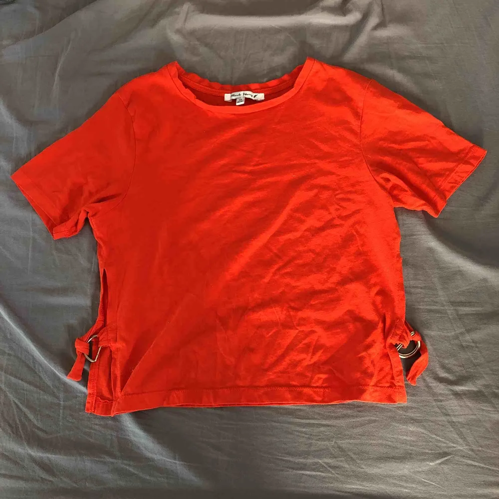 Röd t-shirt med slits på sidorna. Säljer för 30 inklusive frakt. . Toppar.