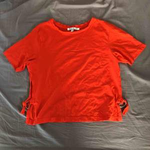Röd t-shirt med slits på sidorna. Säljer för 30 inklusive frakt. 