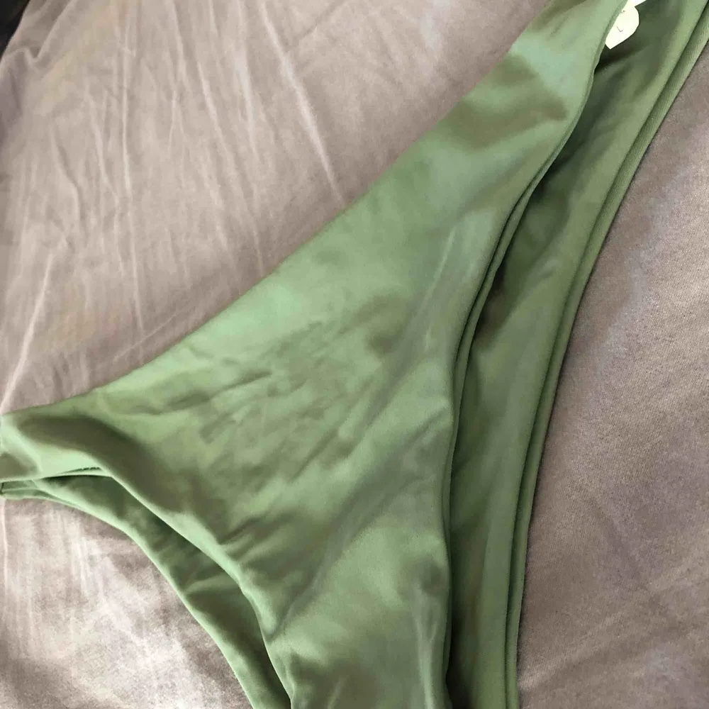 Ett par hel gröna bikinitrosor. Säljer för 30kr inklusive frakt. . Övrigt.