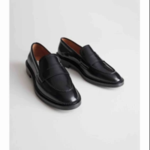  - Supersnygga &Other Stories Loafers i skinn strl 38. Använda max 10 gånger, i fint skick. Finns på hemsidan full pris 990kr och sälja jag nu för 400 kr