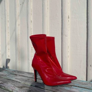  - Högklackade röda skor i lack! Huuur snygga som helst! 