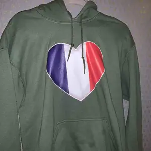 Militär grön hoodie med franska flaggan, jättemysig till vintern. Tyget är lite knottrigt. Köparen står för frakten ☘️🍂