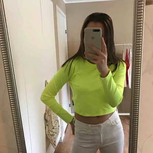  - En neon Crop Top från Crooked Tongues som är använd vid ett fåtal gånger. Den är som ny och har inga tecken på användning. Perfekt till fest eller festivaler, Inköps pris 249:- men säljs nu för 90kr 