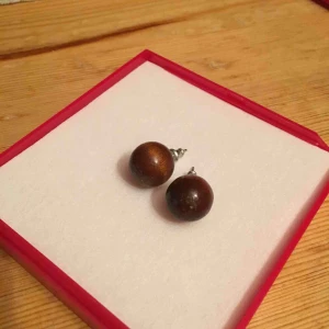  - Örhängen från snö i trä.