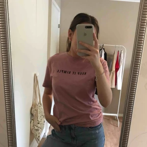  - En T-shirt från Mango med tryck, sparsamt använd & fri från fläckar och andra tecken på användning. Säljs för att den tyvärr inte kommer till användning för mig så mycket som önskas 