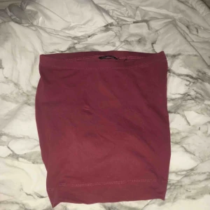  - Snygg vinröd kjol. Får väldigt fina former i den. Storlek xs Nytt skick.