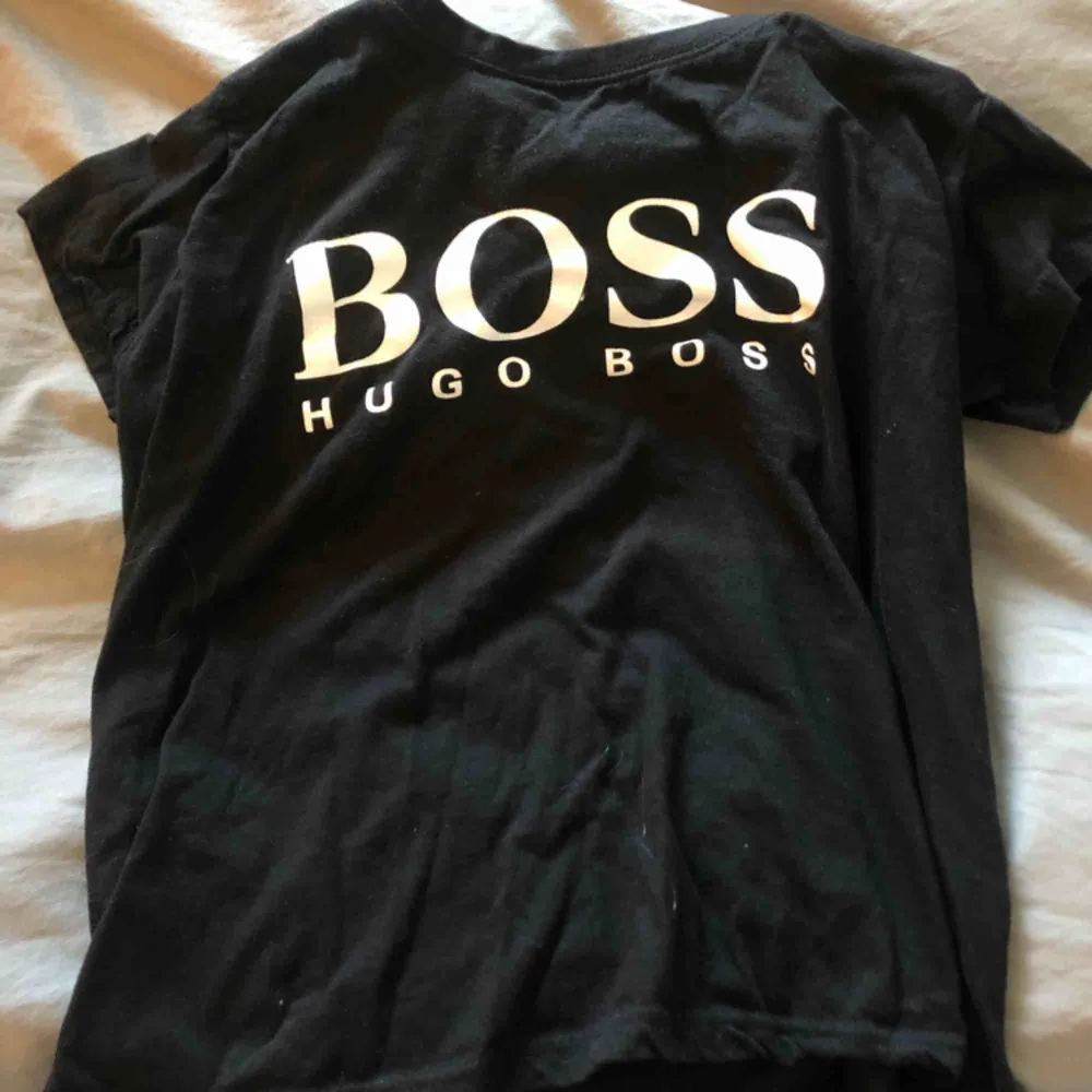 Svart Hugo boss t-shirt väldigt liten i storleken så passar nog på folk med XS eller till ett barn med storlek 170. Passar på både herr o dam. Köparen står för frakt. T-shirts.