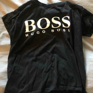  - Svart Hugo boss t-shirt väldigt liten i storleken så passar nog på folk med XS eller till ett barn med storlek 170. Passar på både herr o dam. Köparen står för frakt
