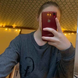  - Sweatshirt från Cheap Monday, lite oversized på mig som vanligtvis har S, lite kortare än vanligt vid magen. Frakten är inte inräknad i priset. 