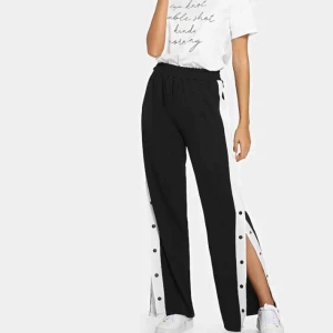 Poppers pants - Ett par fina mjukisbyxor med knappar och ränder längst sidorna. Bekväma och oanvända men säljs på grund av fel stil. 🤗