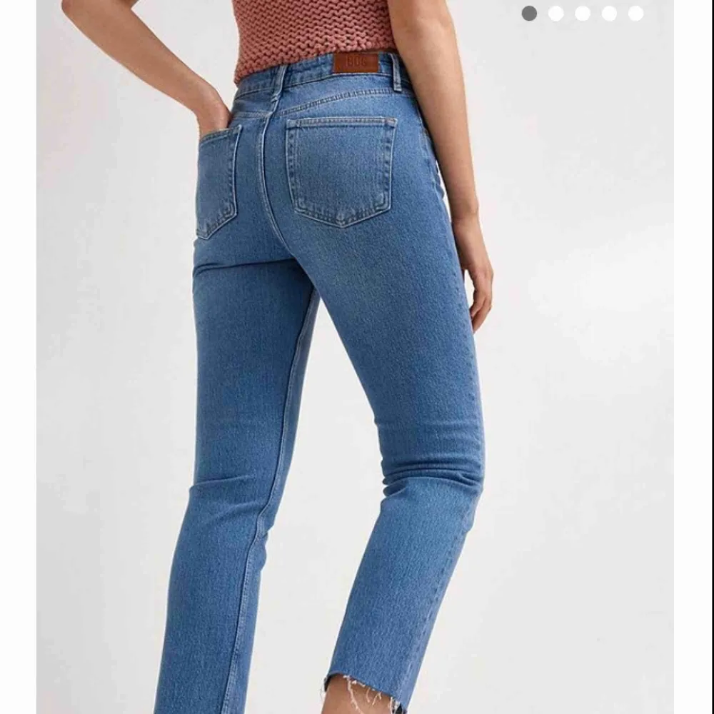 Blåa jeans från urban outfitters   W26  L32  Använda 2 gånger så nästan helt oanvända   Köpta för ca 500-600kr  Betalning sker via swisha Kan mötas i nacka eller i slussen, om köparen vill ha jeansen skickade till sug står köparen för frakten:). Jeans & Byxor.
