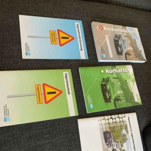  - Alla böcker är helt oanvända endast skrivit ett namn på en av böckerna. Fick ingen användning av dessa böcker då körkortapparna passade mig bättre.  
