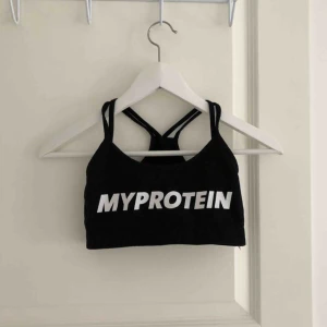  - Sport-bh/topp från märket Myprotein i bomull. Använd vid två tillfällen så i mycket fint skick. Katt finns i hemmet. Frakt betalas av köparen. 