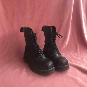  - •10 håliga docs med stålhätta. •Väl använda och slitna framtill.  •Sulan har börjat lossna på ställen men går absolut att limma om man orkar.   PRIS DISKUTERAS SKRIV PM