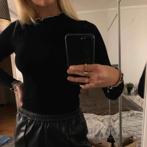  - Skön tunn tröja från zara, storlek S🧚‍♀️ kan mötas upp i Uppsala eller så tillkommer frakt ( eftersom tröjan väger ganska lite blir frakten ej så mycket) ☺️