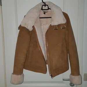  - Jättefin jacka i brun mocka med mysig insida. Använd ett antal gånger men i bra skick! Köpt för 699 kr. 