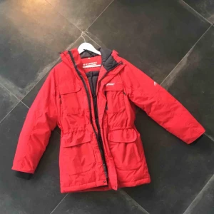  - Härlig röd dunjacka från Everest i något längre modell med advanced technology.  många bra fickor. Jättevarm och skön! Som ny! Storleken säger XXS men jag är 165 och den passar bra! Porto tillkommer. 