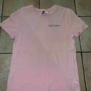 Svincool rosa tröja med stort tryck på baksidan från H&M i storlek S. Säljs pga används inte längre. Kan mötas upp i Stockholm annars står köpare för frakt! 