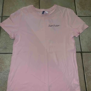  - Svincool rosa tröja med stort tryck på baksidan från H&M i storlek S. Säljs pga används inte längre. Kan mötas upp i Stockholm annars står köpare för frakt! 