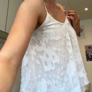  - Linne i form av en blus. Två lager med tunt tyg med justerbara band. Använd enstaka gånger.