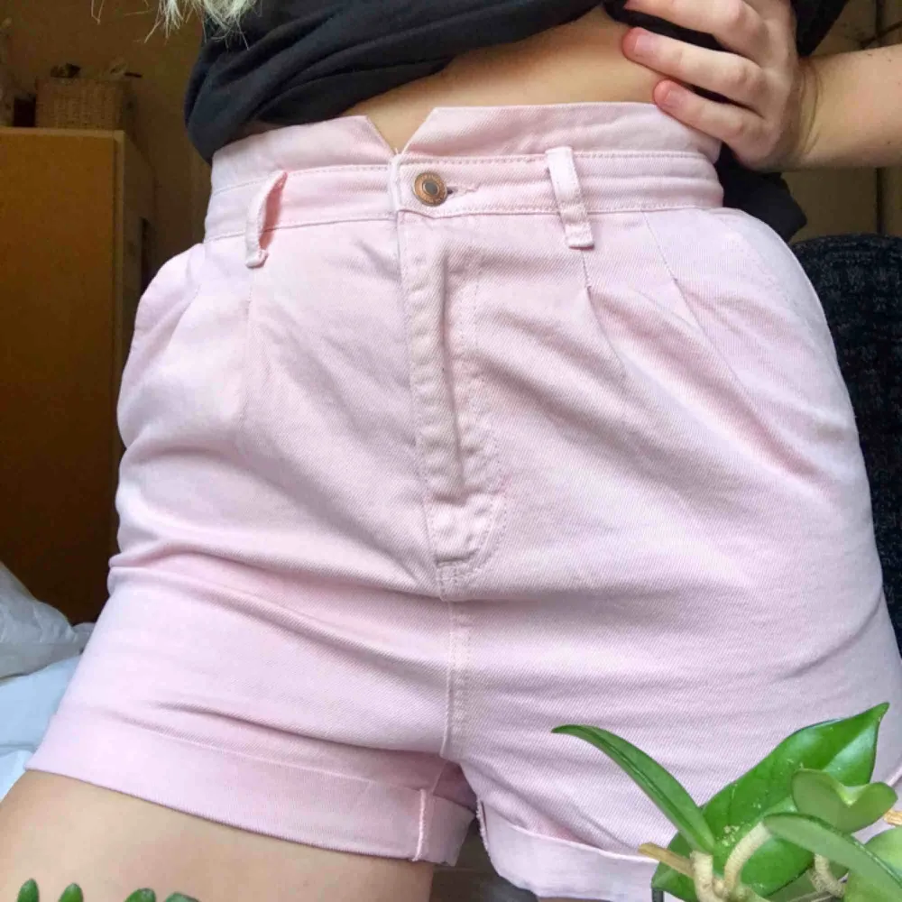 Säljer dessa superfina jeansshorts i stlr 38 men skulle passa 36 superbra också! Färgen är som på bild nr 1 och 3, ljusrosa! Köpta utomlands men är bara använda 1 gång! 💕. Shorts.