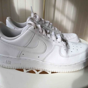  - Nike air force 1’07 dam  Storlek: EUR 37,5  Säljes pga fel storlek  Orginalkartong och kvitto finns  Använda ett fåtal gånger  Köparen står för frakten