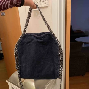  - En marinblå väska med kedjedetaljer😇