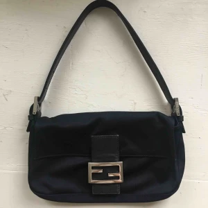  - Säljer min Fendi Baguette nylon väska som är köpt secondhand från Japan! 🌻 