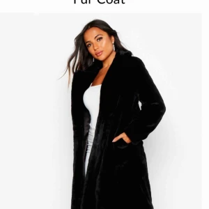  - Helt ny pälsjacka från boohoo. Säljer pga fel storlek. Nypris 578kr, köparen står för frakten. Storlek 36 men känns som en 34