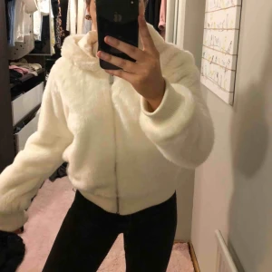  - Helt stört mysig jacka från forever 21. Skulle säga att den är liten i storlek Då ja brukar ha 34/36. Köpt för 80 pund för 3 år sedan. använd 1 eller 2 ggr. Kan frakta!