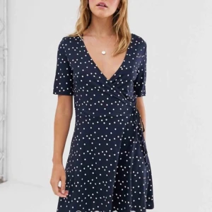  - Blå prickig klänning från Monki! Aldrig använd då det inte är min stil riktigt. Den är ganska kort och liten i storleken så passar på dom flesta beroende på hur man vill ha den 